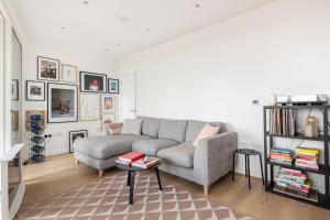 sala de estar con sofá y mesa en Cozy flat in hip East London en Londres