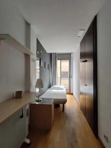 バルセロナにあるSagrada Familia Apartment 265のベッドルーム1室(ベッド1台、デスク、窓付)