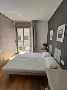バルセロナにあるSagrada Familia Apartment 265のベッドルーム(大型ベッド1台、大きな窓付)