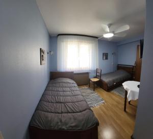 - une chambre avec un lit, un canapé et une fenêtre dans l'établissement Hôtel restaurant à la croix d'or, à Sessenheim