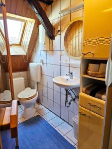 ein Bad mit einem WC und einem Waschbecken in der Unterkunft Wohnung mit Privtbad in Gaggenau