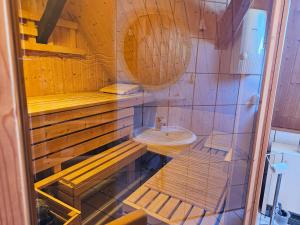 - un sauna avec des toilettes et un lavabo dans l'établissement Wohnung mit Privtbad, à Gaggenau