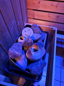 ein Tablett mit lila Backwaren und einem Teddybär darauf in der Unterkunft Wohnung mit Privtbad in Gaggenau