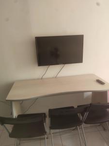 a desk with a computer monitor on top of it at Séjour chaleureux in Aubervilliers
