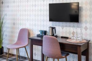 Telewizja i/lub zestaw kina domowego w obiekcie Sielanka Pokoje Hotelowe, Restauracja - Ustroń