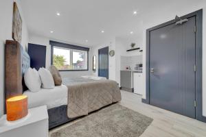 een slaapkamer met een groot bed en een keuken bij Captivating 1-Bed Studio in Feltham in Feltham