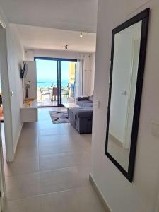 uma sala de estar com um espelho na parede em Sea view cozy apartment La Tanita em Mojácar