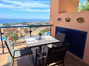 モハカルにあるSea view cozy apartment La Tanitaの景色を望むバルコニー(テーブル、椅子付)