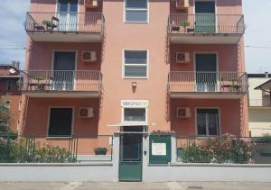 un edificio con una puerta verde delante de él en Residence Verona Inn, en Verona