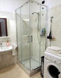 uma cabina de duche na casa de banho com uma máquina de lavar roupa em La piazza al lago - A 40 metri dal lago em Mandello del Lario