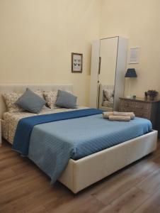 ボローニャにあるBolognaFieraのベッドルーム1室(大型ベッド1台、青い毛布付)
