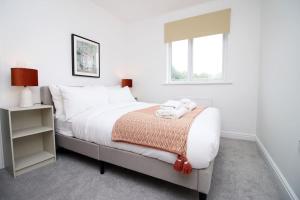 En eller flere senger på et rom på Modern and Cosy 3 Bed House Close to Cardiff City Centre perfect for Family Relocations, Contractors & Groups by Gurkha Stay with Free Parking and Wifi