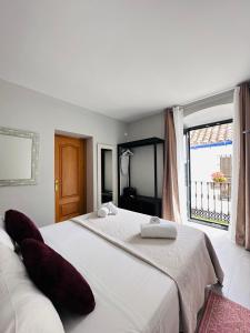 una camera con due letti e una grande finestra di Ancha Village a Marbella