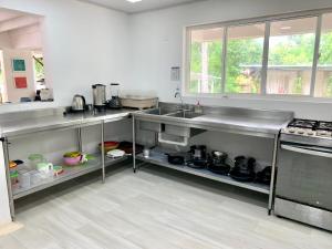 Casa de las Flores tropical的厨房或小厨房