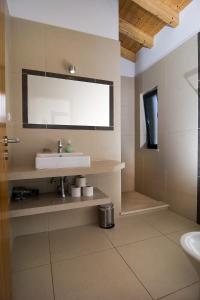 塞勒瑪的住宿－Casa Sereia Mar，一间带水槽和镜子的浴室