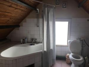 Kúpeľňa v ubytovaní le fumoir de l' artisan Guest house