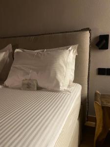 Cama ou camas em um quarto em EJ Boutique Suites