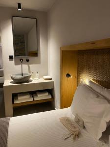 Cama ou camas em um quarto em EJ Boutique Suites