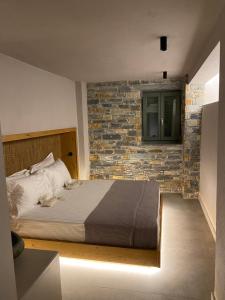 Cama ou camas em um quarto em EJ Boutique Suites