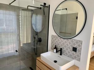 Koupelna v ubytování Logis 11 Apartments + 23 fotografií