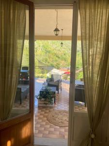 una puerta a un porche con vistas a un patio en Family Apartment, en Beverino