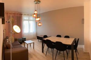 una sala da pranzo con tavolo e sedie di Bel appartement centre ville de Vierzon a Vierzon Altre 9 foto