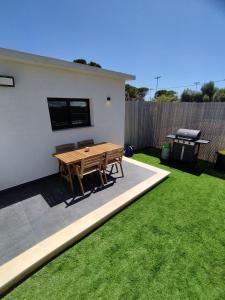 a backyard with a picnic table and a fence at סוויט ריזורט בגורן in H̱osen