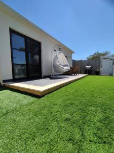 una casa con un gran patio con césped verde en סוויט ריזורט בגורן en H̱osen