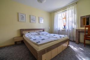 Sosnowy Zakątek Jurata في يوراتا: غرفة نوم بسرير ونافذة