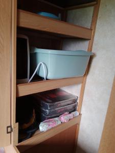 Palanda nebo palandy na pokoji v ubytování Retro caravan