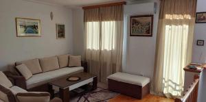 sala de estar con sofá y mesa en Apartman u Kuci u Konjicu en Konjic