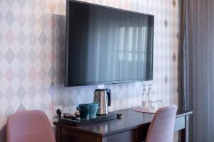 Telewizja i/lub zestaw kina domowego w obiekcie Sielanka Pokoje Hotelowe, Restauracja - Ustroń