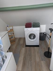 a washer and dryer in a laundry room at Appartement pour 2 personnes in Annequin