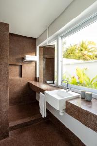 a bathroom with a sink and a window at Auka Boipeba in Ilha de Boipeba