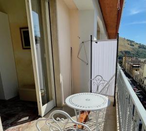 balcón con mesa, mesa y vistas en Le Ville Suites, Tivoli City Center! en Tivoli