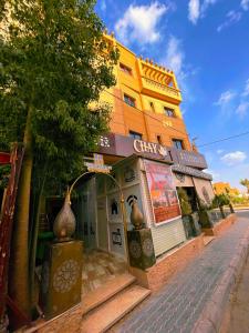 un edificio con una tienda al lado de una calle en Residence Chay - Appartement de luxe, en Ouarzazate