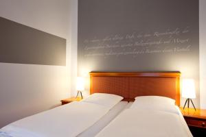 Ein Bett oder Betten in einem Zimmer der Unterkunft Batschari Palais Baden-Baden