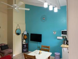 sala de estar con pared de acento azul en Sunrise Suite en Gros Islet