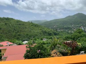 widok na miasto z góry w tle w obiekcie Sunrise Suite w mieście Gros Islet