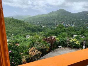 vistas a un valle con montañas en el fondo en Sunrise Suite en Gros Islet