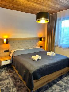 sypialnia z dużym łóżkiem z 2 poduszkami w obiekcie Slovensky raj D2 w mieście Hrabušice
