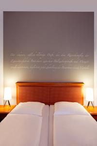 Ein Bett oder Betten in einem Zimmer der Unterkunft Batschari Palais Baden-Baden