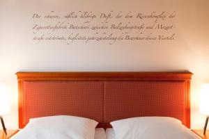 Ein Bett oder Betten in einem Zimmer der Unterkunft Batschari Palais Baden-Baden