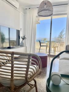 a living room with a bench and a view of the ocean at Apartamento primera línea Altea in Altea