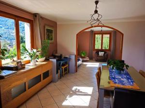 Nhà bếp/bếp nhỏ tại Maison vue splendide sur les massifs à 20' des pistes de ski