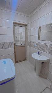 Ένα μπάνιο στο El Mansour Hotel Apartmen 92 +15 φωτογραφίες