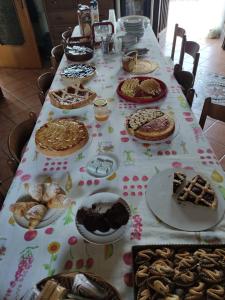 - une table avec des gâteaux, des pâtisseries et des tartes dans l'établissement La Quiete, à Montenero di Bisaccia