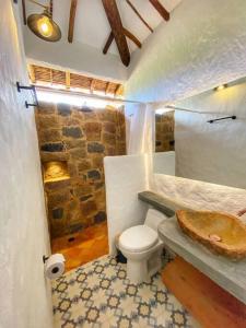 bagno con servizi igienici e lavandino di Cabaña Villa Chelita descanso y confort. a Barichara