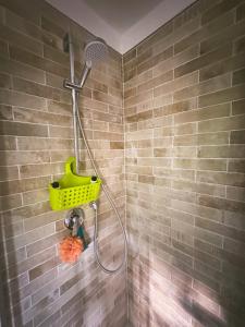 um chuveiro com uma cesta amarela na casa de banho em Casa con giardino in Mugello a 30 minuti da Firenze "SoleLuna" em Osteria di Novoli