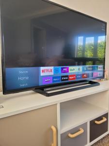 TV i/ili multimedijalni sistem u objektu 4 Bedroom House EMA with Parking and Garage